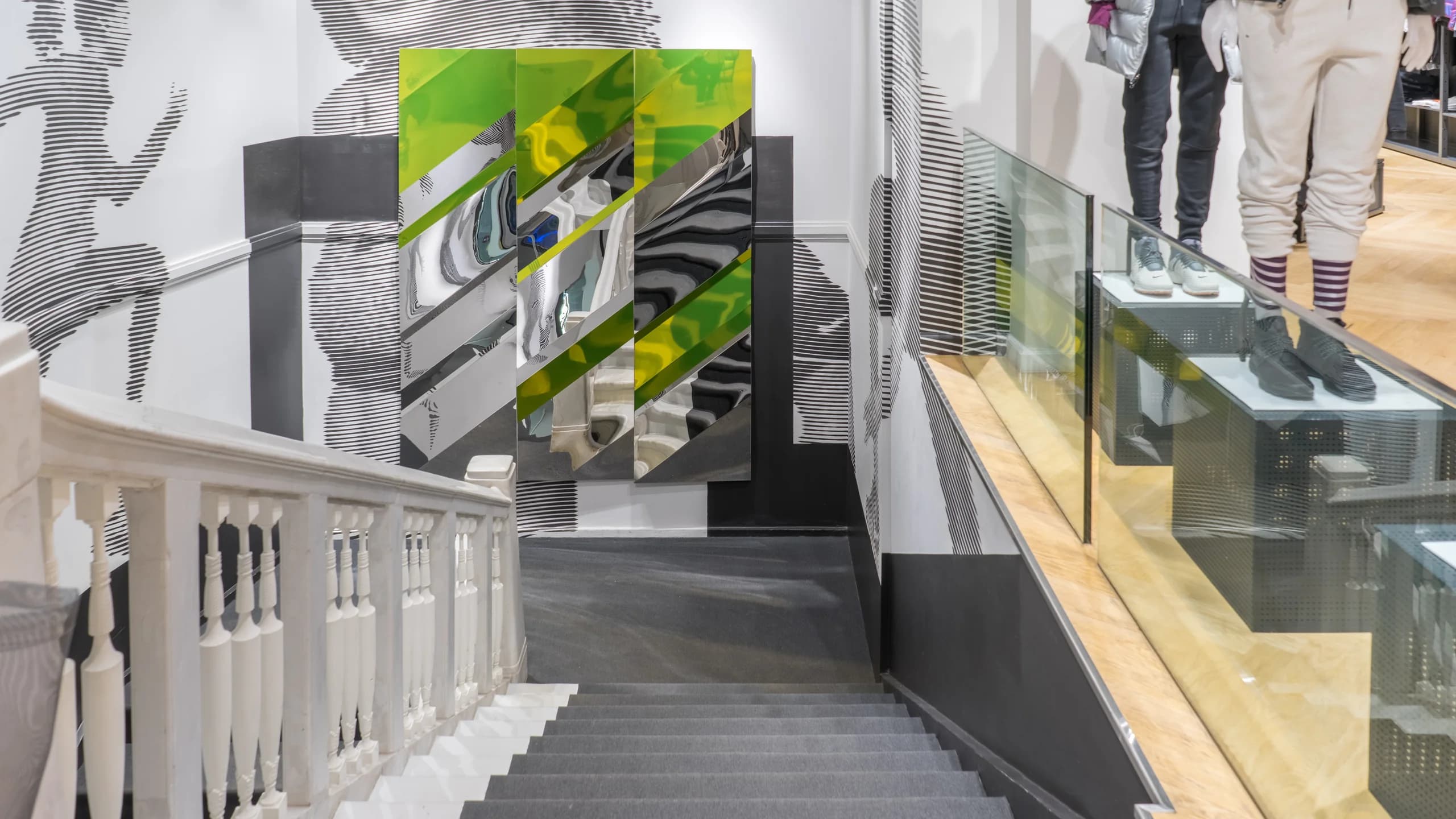 Зеркальные элементы Nike Кузнецкий Мост - 2