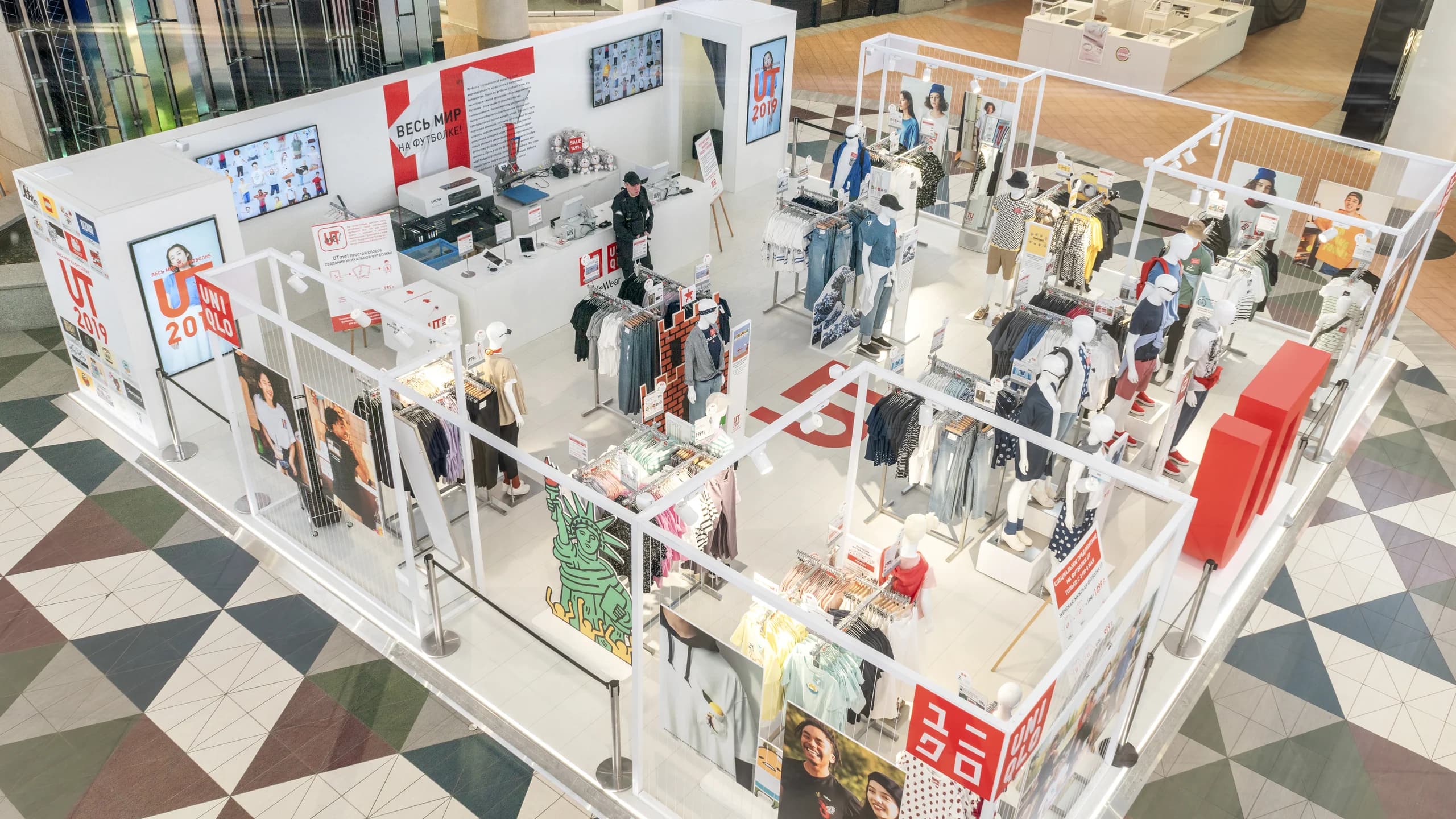 Pop-Up Uniqlo в Атриуме
