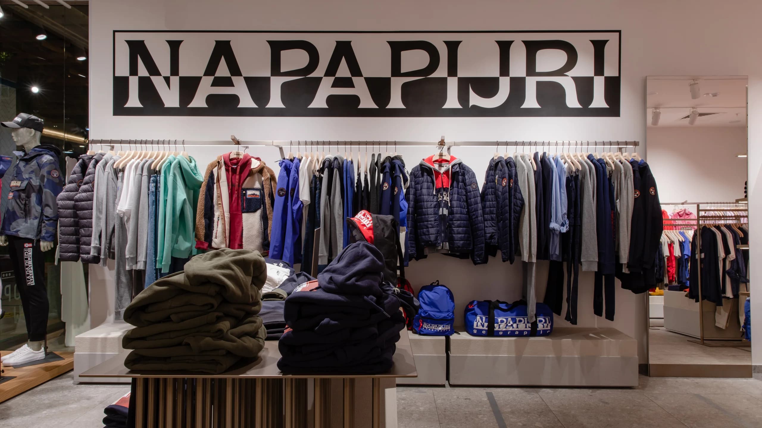 Магазин Napapijri в ТЦ Горизонт - 1
