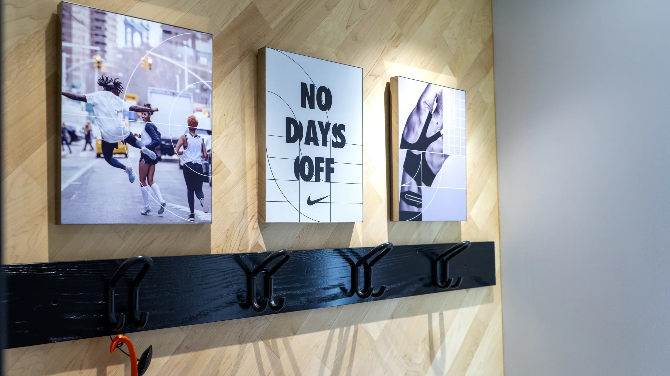 Оформление примерочных в Nike Европолис  - 3