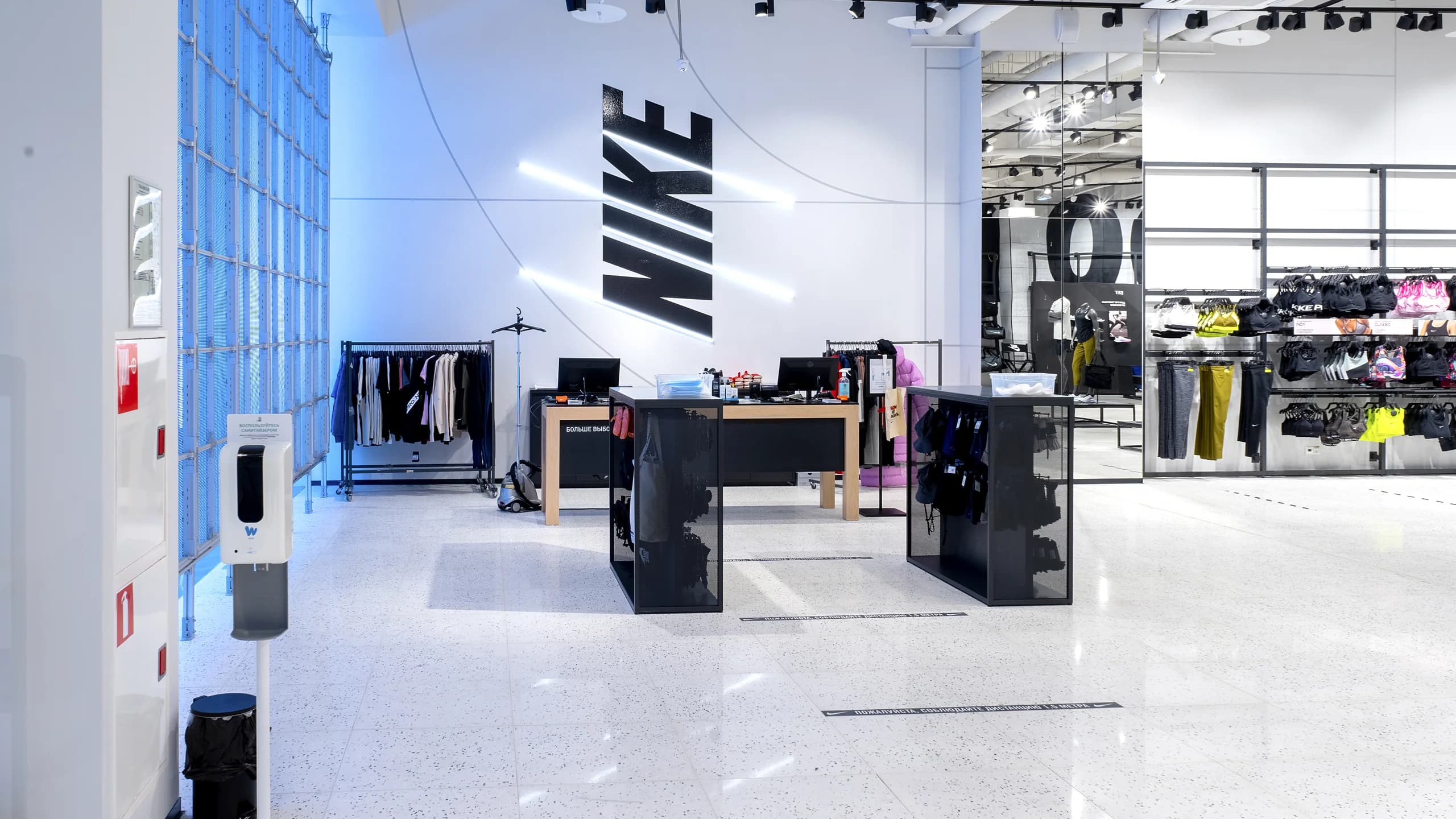 Оформление стен в Nike ТЦ Европолис