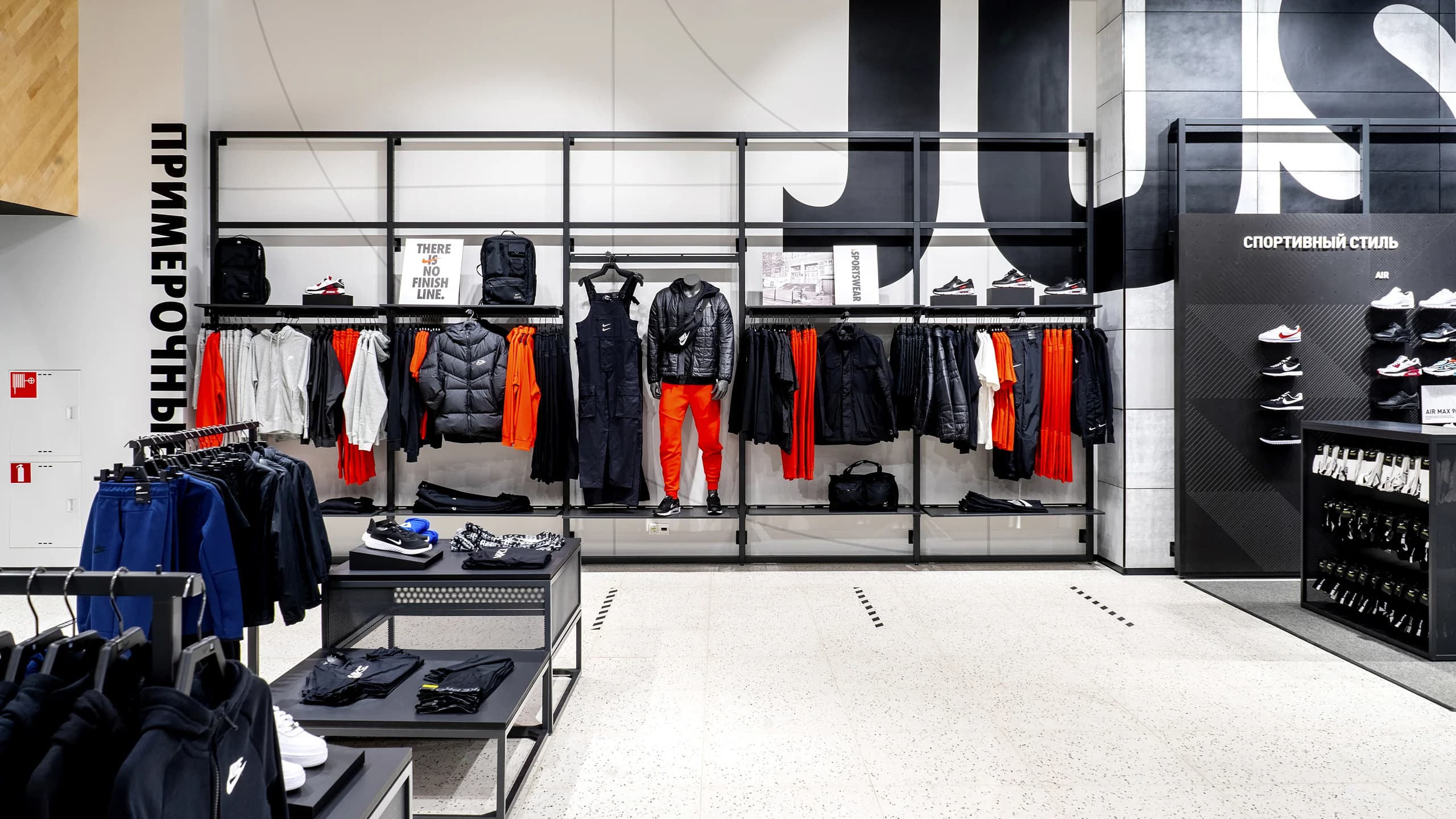 Оформление стен в Nike ТЦ Европолис - 3