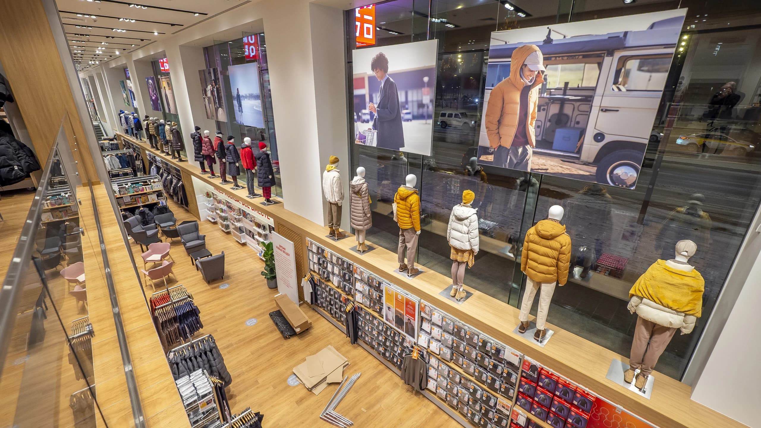 Рамы для натяжения текстиля в Uniqlo - 1