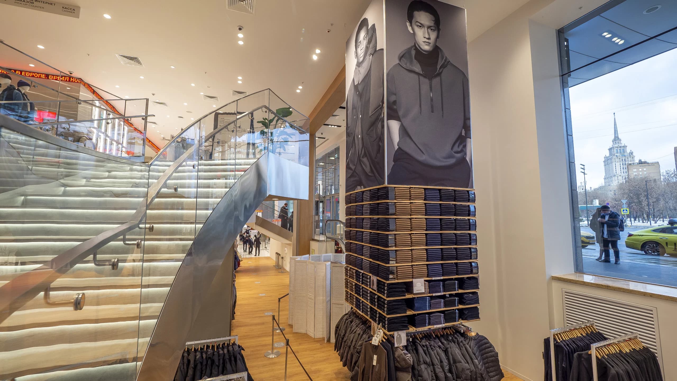 Рамы для натяжения текстиля в Uniqlo - 3