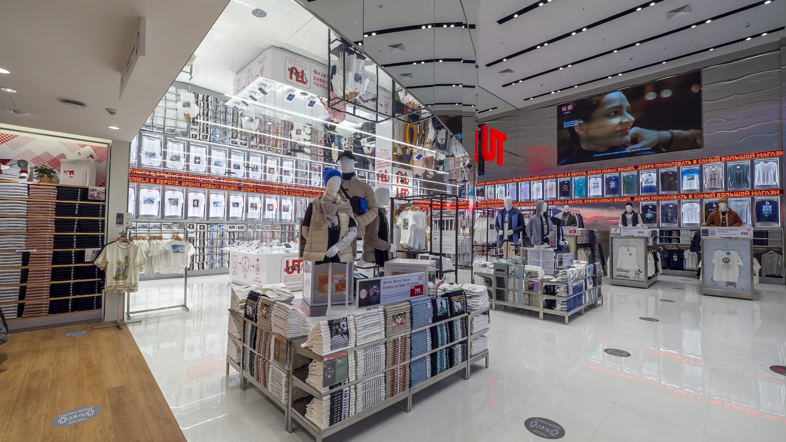 Шкафы и бегущая строка в Uniqlo