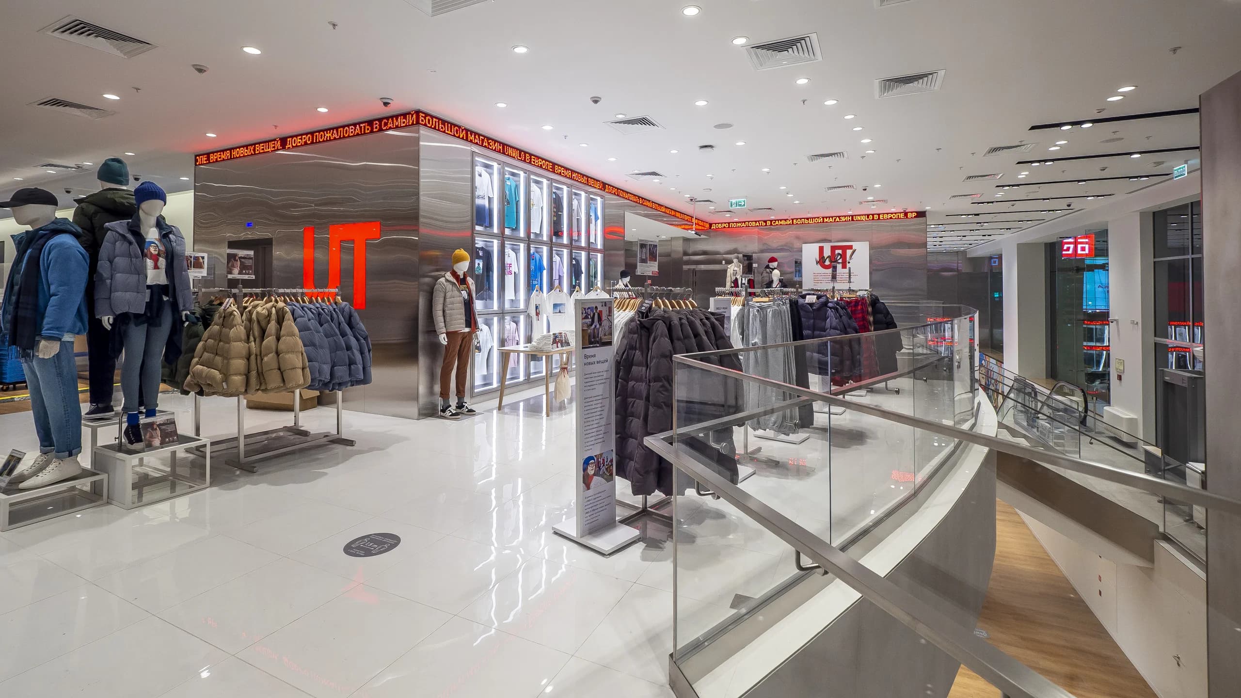 Шкафы и бегущая строка в Uniqlo - 1