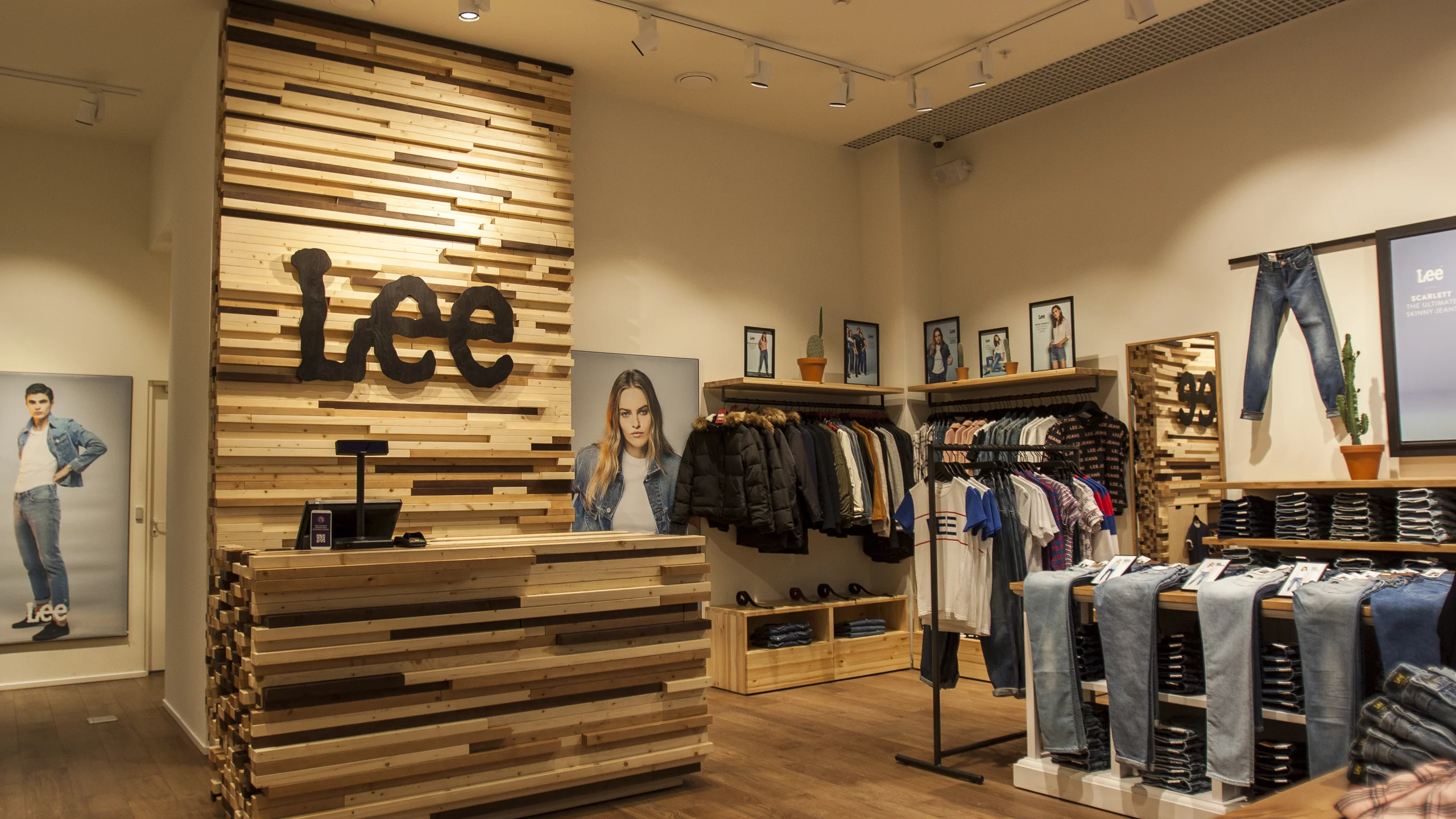 Магазин Lee в ТЦ Радуга - 1