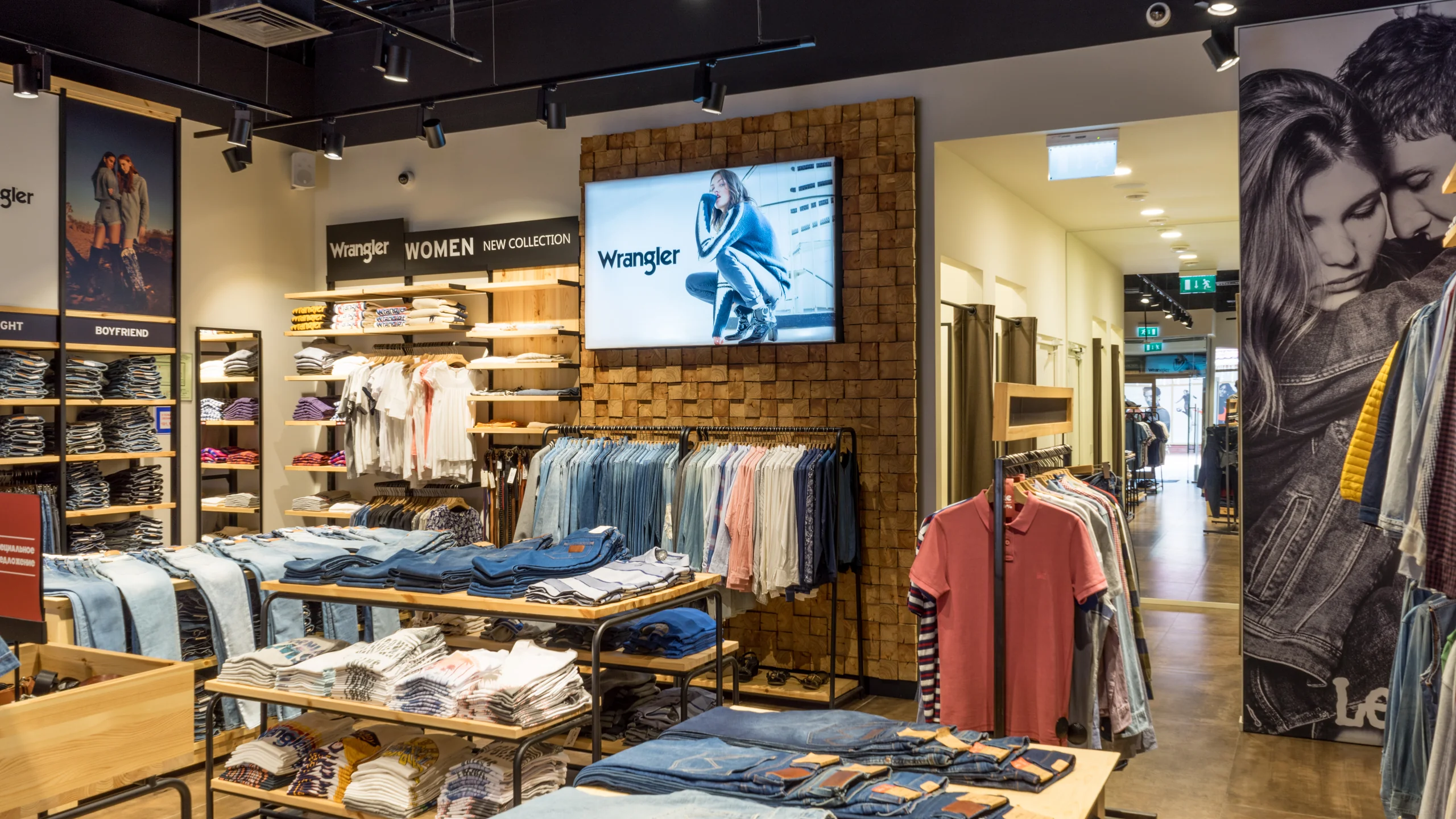 Магазин Lee Wrangler в ТЦ Outlet Village Vnukovo - 1