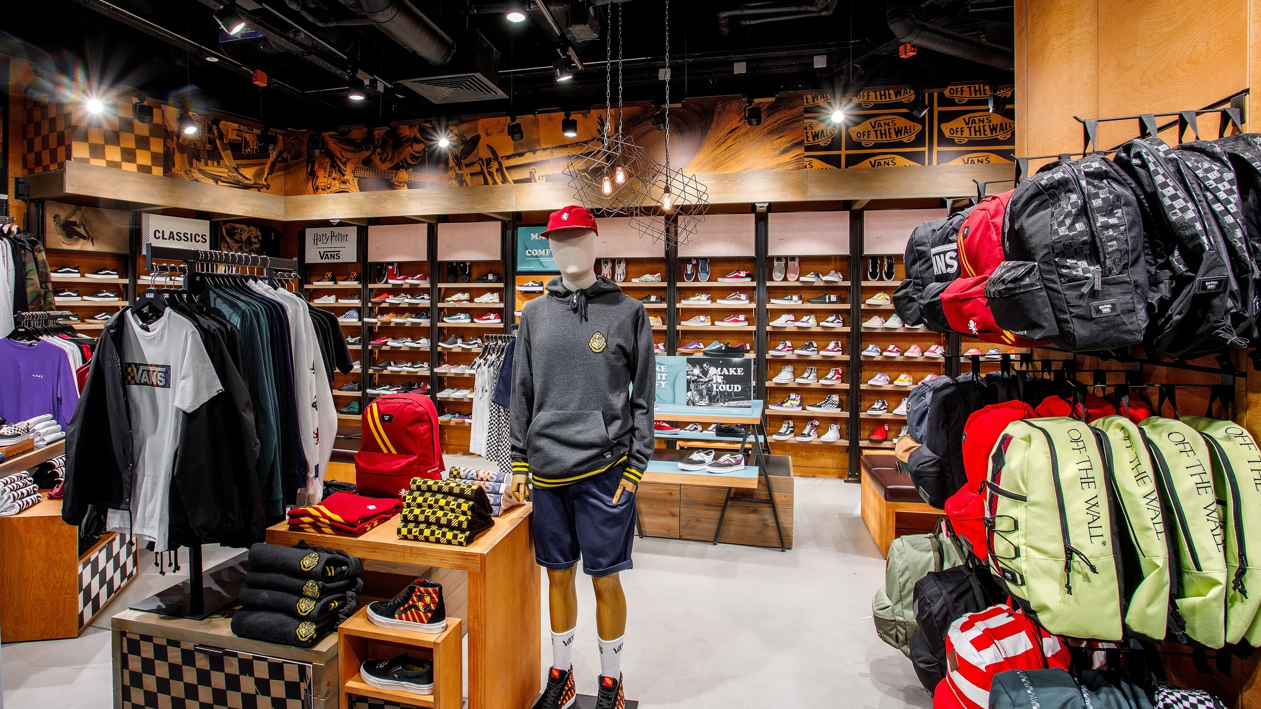 Магазин Vans в ТЦ Галерея - 1