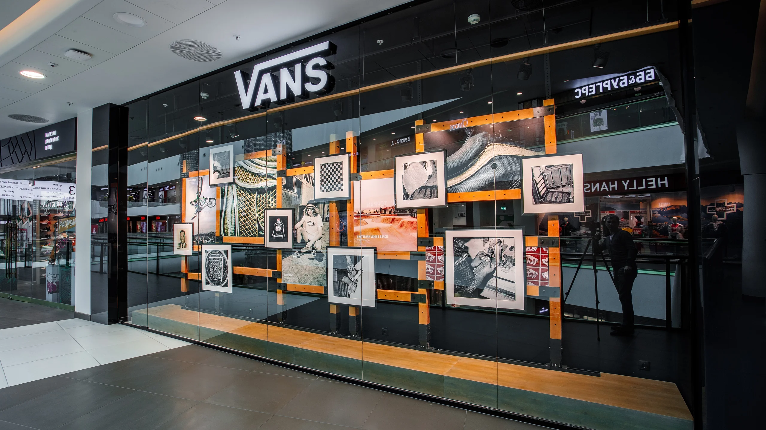 Витрина для Vans - 3