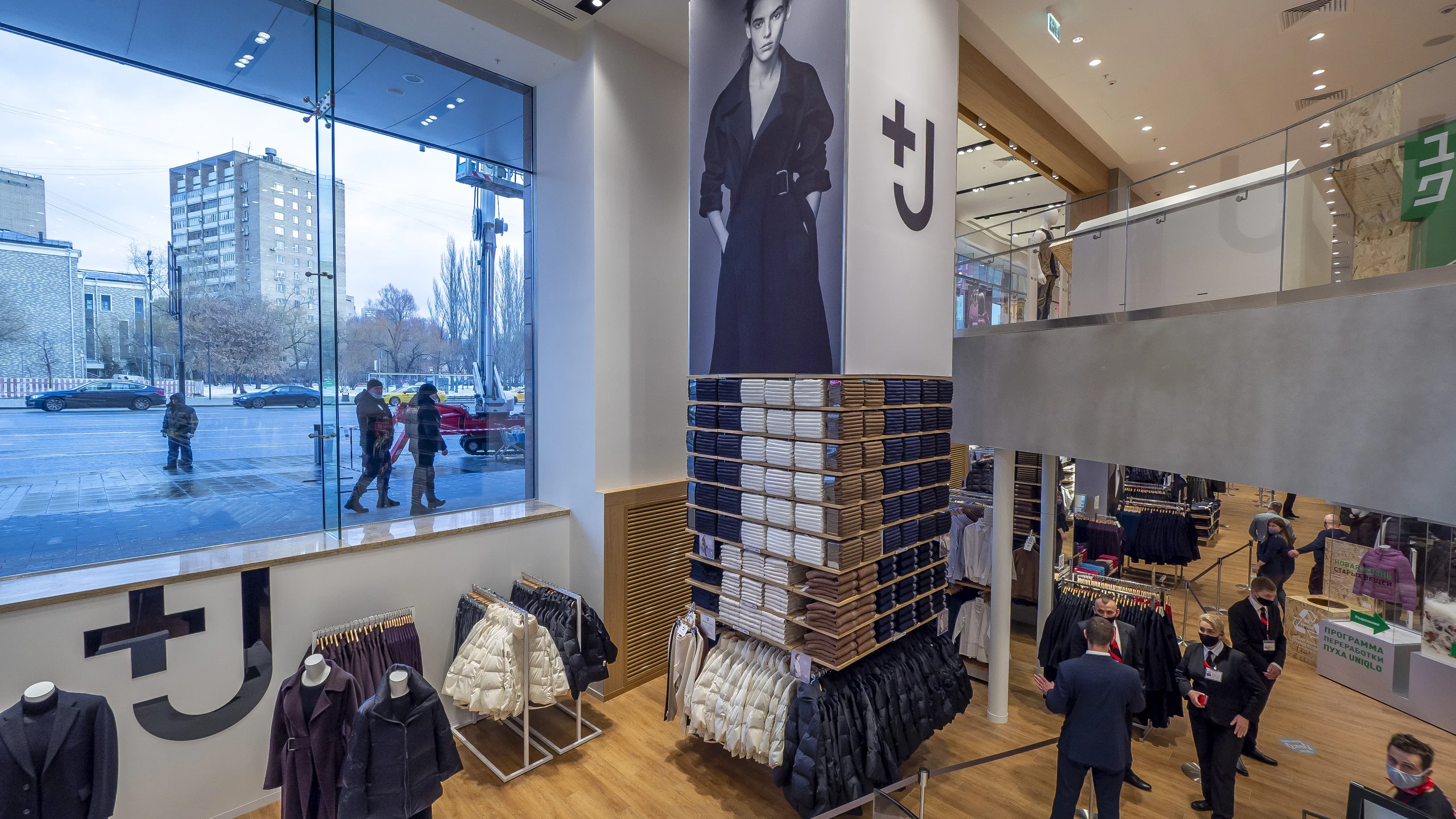 Рамы для натяжения текстиля в Uniqlo - 2