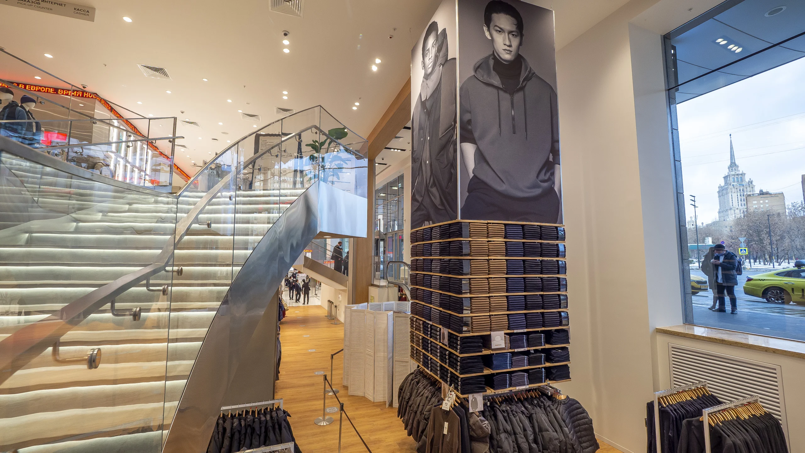 Рамы для натяжения текстиля в Uniqlo - 3